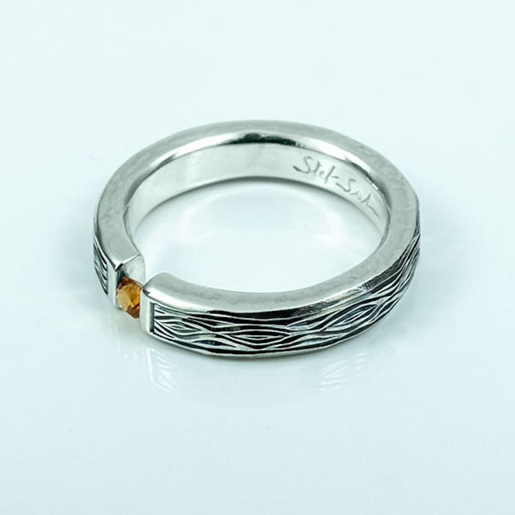 Flowing Bark silverring med Hessonit Granat