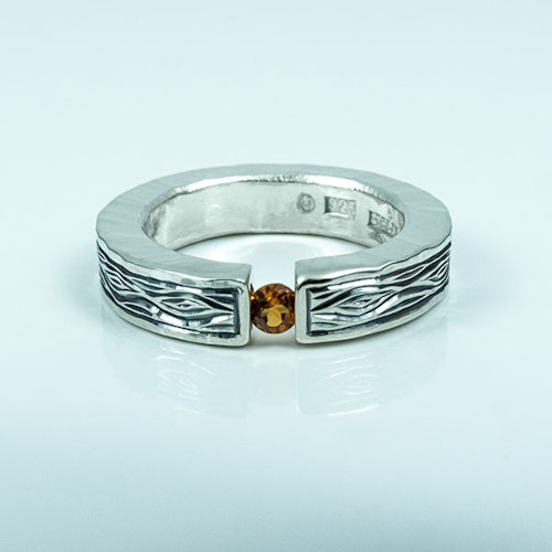 Flowing Bark silverring med Orange Safir