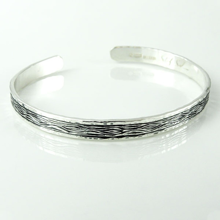 Hand-engraved bracelet: Flowing Bark
