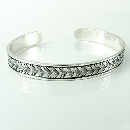 Handgraverat armband: Running leaf