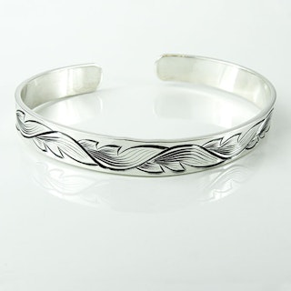 Hand-engraved bracelet: Leaf