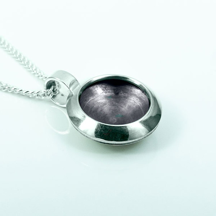 Silver pendent with oxidation - 13mm ø