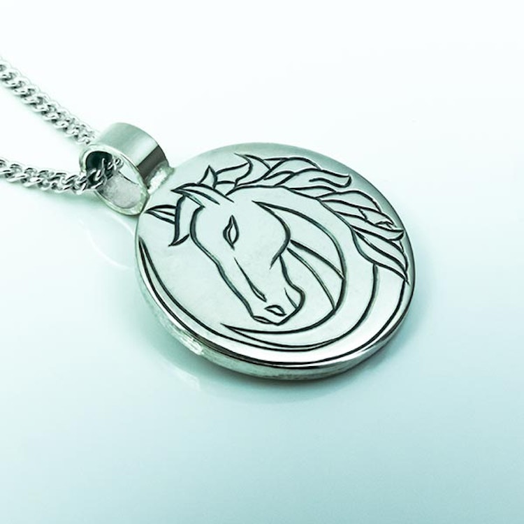 Hand-engraved horse pendent in silver