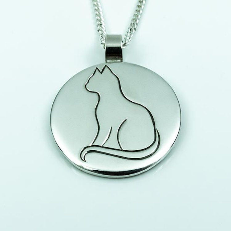 Hand-engraved cat pendent in silver