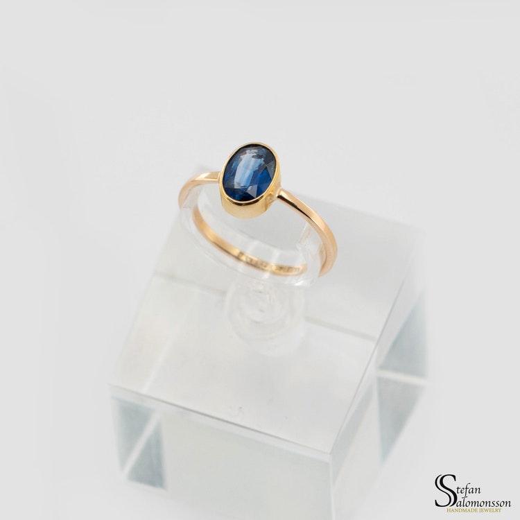 Gold ring with a kyanite