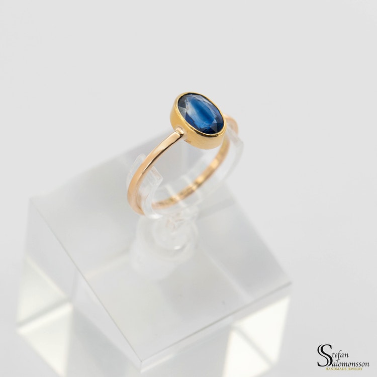 Gold ring with a kyanite