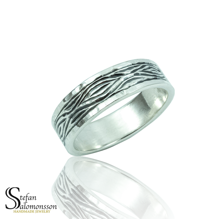 Hand-engraved silver ring: Flowing Bark