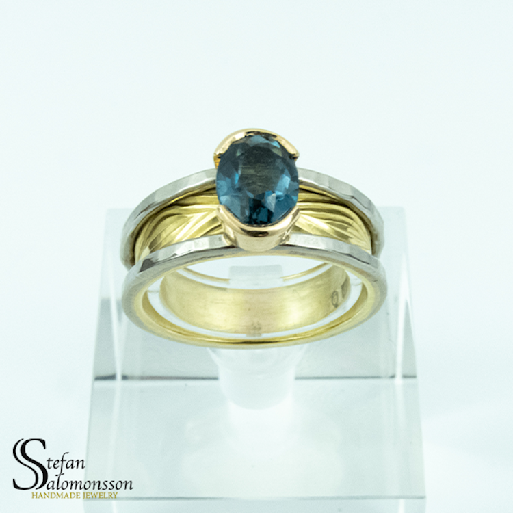 White- and red gold ring with a Royal Blue Topaz