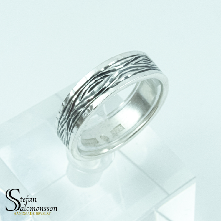 Hand-engraved silver ring: Flowing Bark