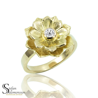 Lotus ring i guld med diamant