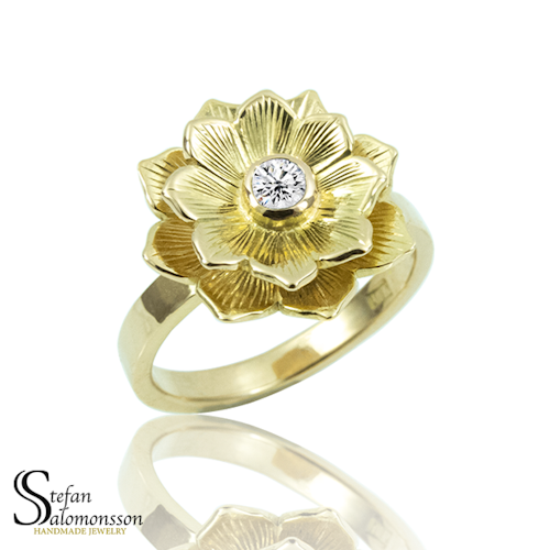 Lotus ring i guld med diamant