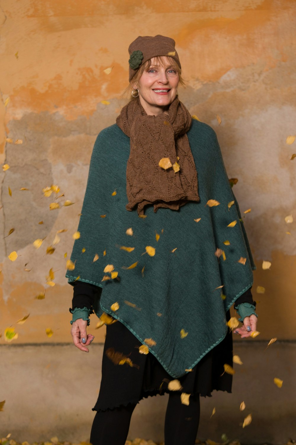 Fiona Poncho Jacquard enfärgad med virkad kant