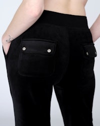Juicy Couture - Classic Velour Del Ray Pant pocket design - Black