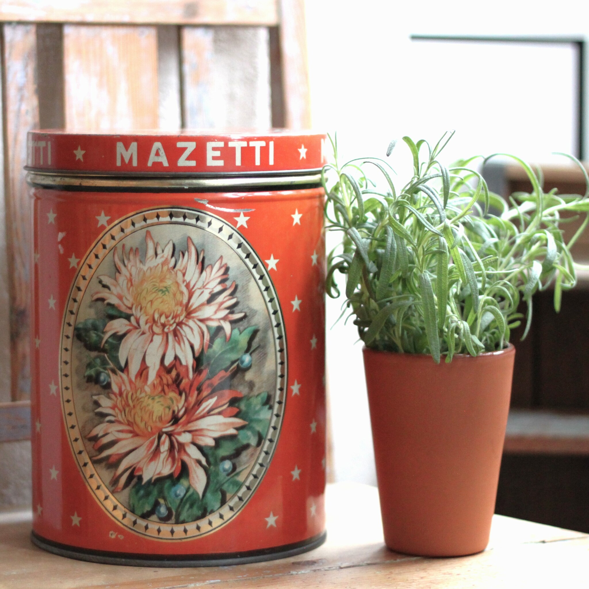 Plåtburk - Röd Mazetti med Blommor