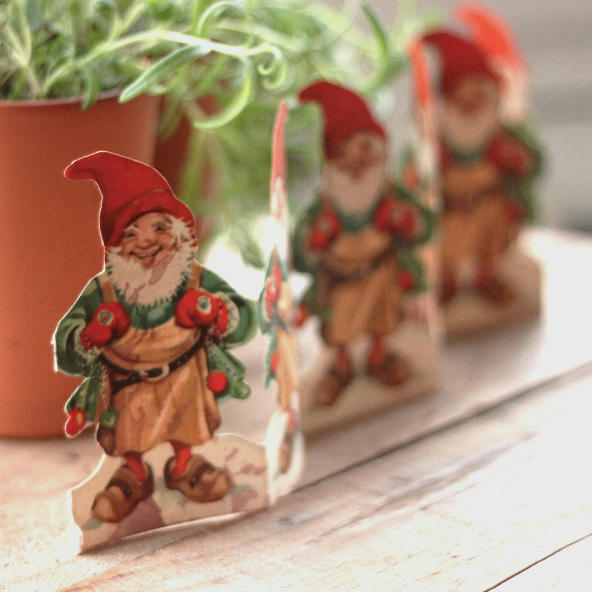 Pappersparad - Tomte med tofflor