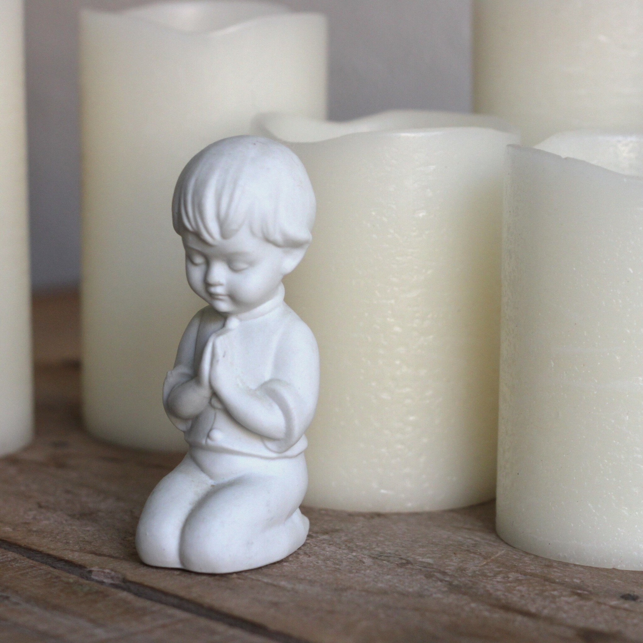 Porslinsfigur - Pojke i vitt porslin