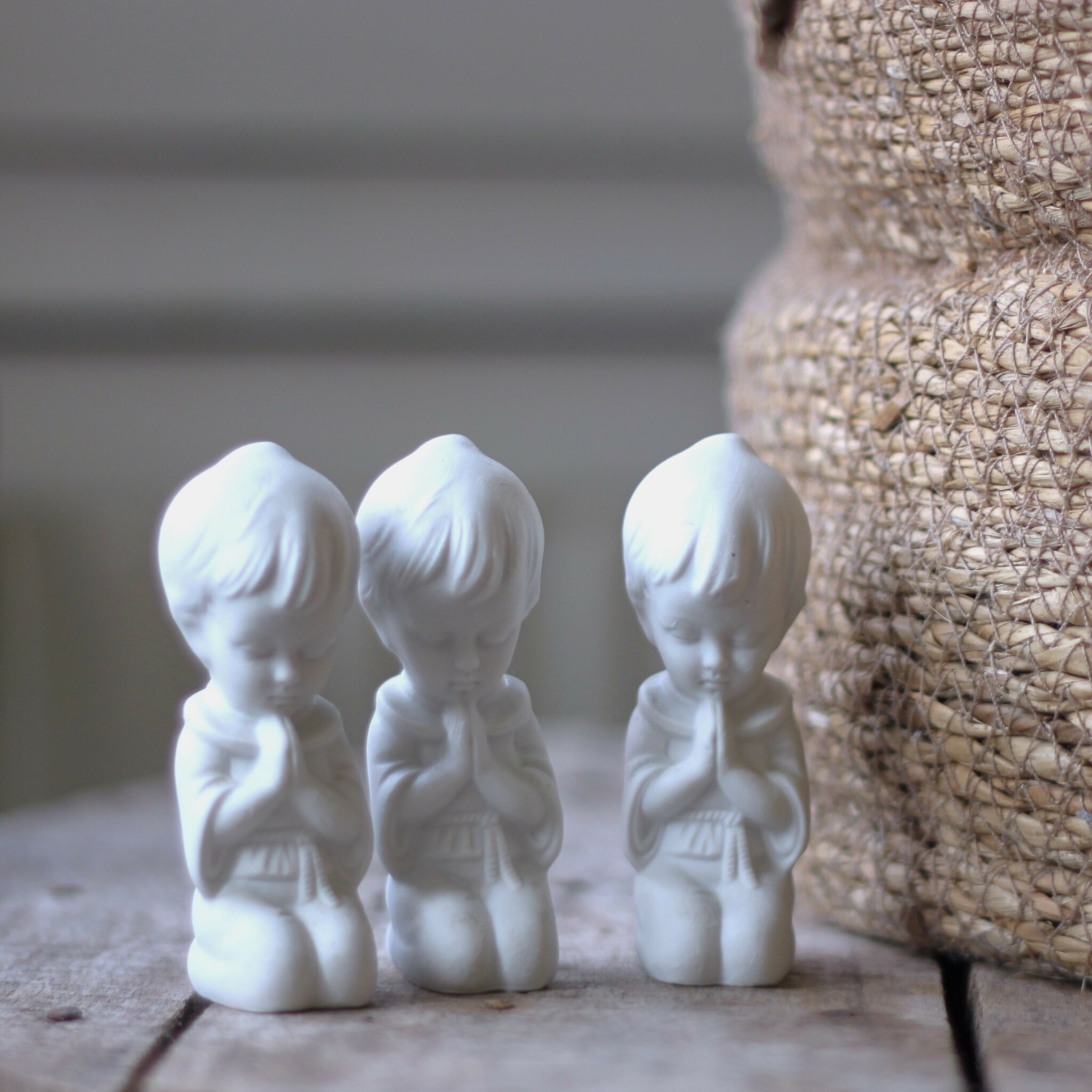 Porslinsfigur - Barn i vitt porslin