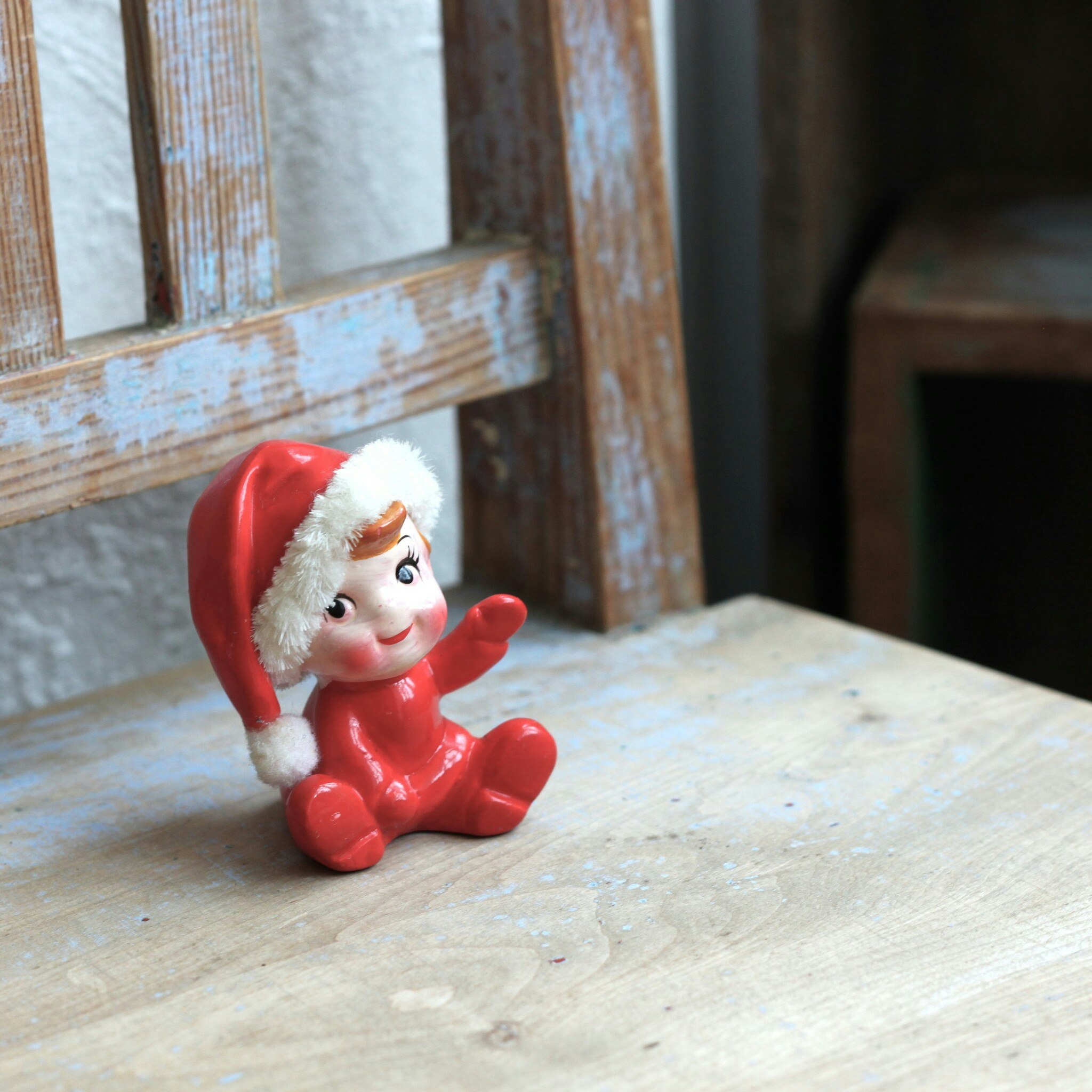Tomte - sittande nisse med lurvig luva