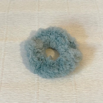 Scrunchie virkad duvblå