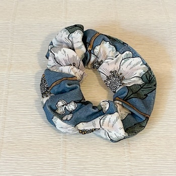 Scrunchie blomma blå