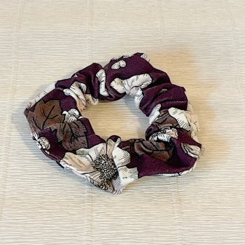 Scrunchie blomma lila