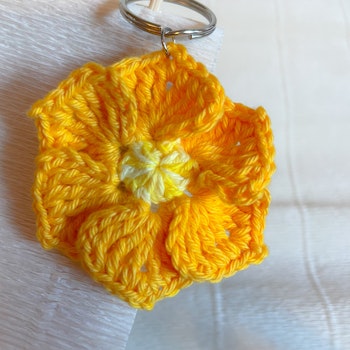 Virkad nyckelring blomma gul