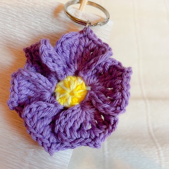 Virkad nyckelring blomma lila