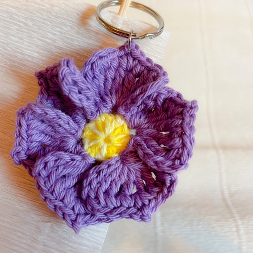 Virkad nyckelring blomma lila