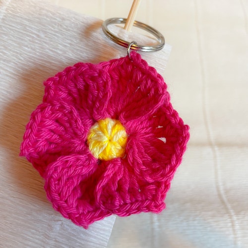 Virkad nyckelring blomma rosa