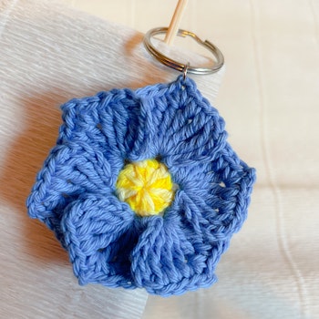 Virkad nyckelring blomma blå