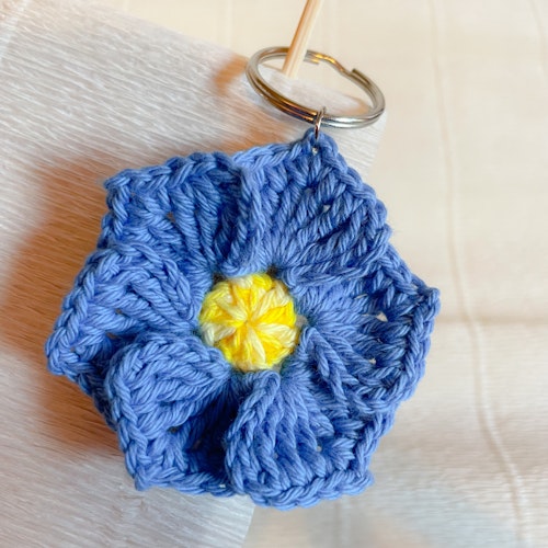 Virkad nyckelring blomma blå