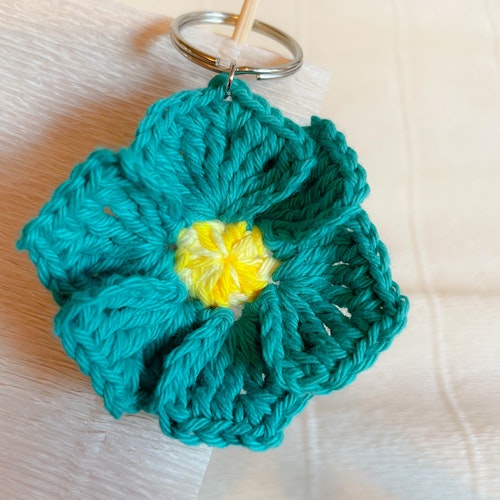 Virkad nyckelring blomma mörkturkos