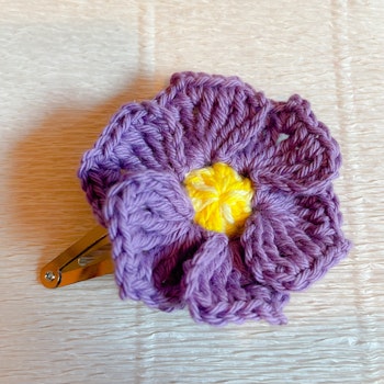 Hårspänne virkad blomma lila