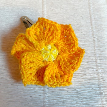 Hårspänne virkad blomma gul