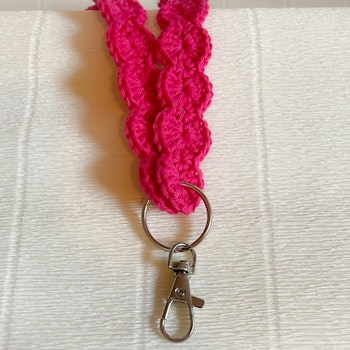 Virkat nyckelband rosa