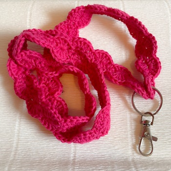 Virkat nyckelband rosa