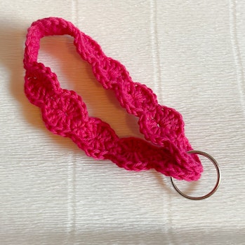 Virkad nyckelring rosa