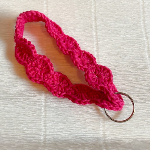 Virkad nyckelring rosa