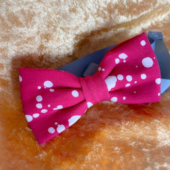 Barnfluga rosa med prickar