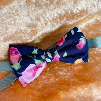 Barnfluga mörkblå med rosor