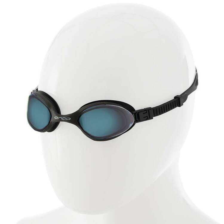 Populära, sköna och bra simglasögon från ORCA. Orca killa 180 ger bra syn, har anti fog och bra kvalitet. Köp simglasögon hos oss.