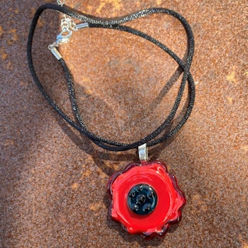 Halsband röd blomma