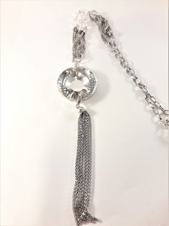 Silverfärgad halskedja och hänge med glittrande stor sten