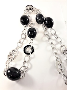 Långt, tungt silverfärgat halsband med länkar och stora svarta kulor