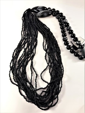Långt halsband med stora och små pärlor i svart