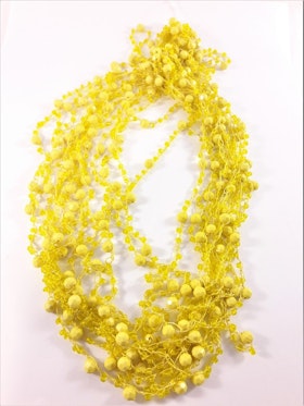 Flerradigt gult halsband med kulor och pärlor