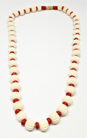Kort halsband i rött och vitt