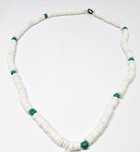 Halsband i ben, vitt och grönt