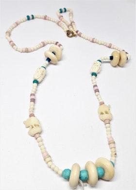 Halsband i ben med lila och turkos detaljer