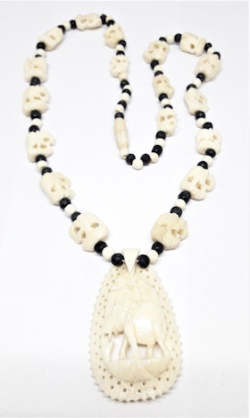 Halsband, vitt hundmotiv, svart kedja 36 cm - webbsmycken.com